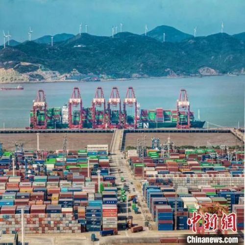 寧波舟山港作業(yè)場景。高雪峰 攝